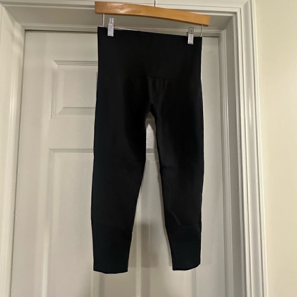 Assets by Spanx Women's Seamless Shaping Capri Leggings - Black Medium NWOT - Picture 2 of 5